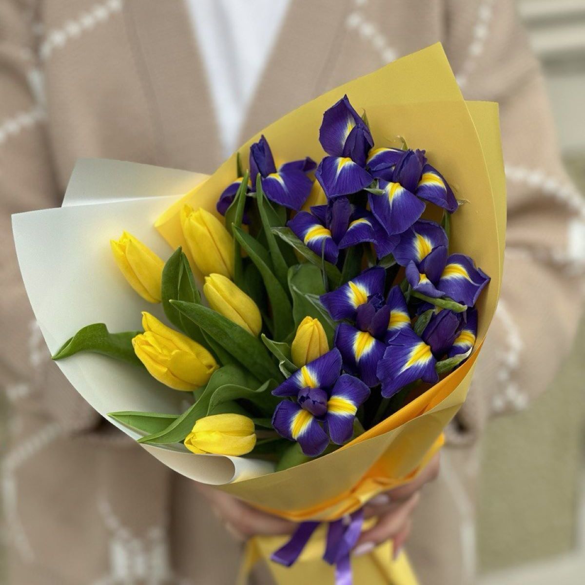 Букет Букет из синих ирисов и желтых тюльпанов